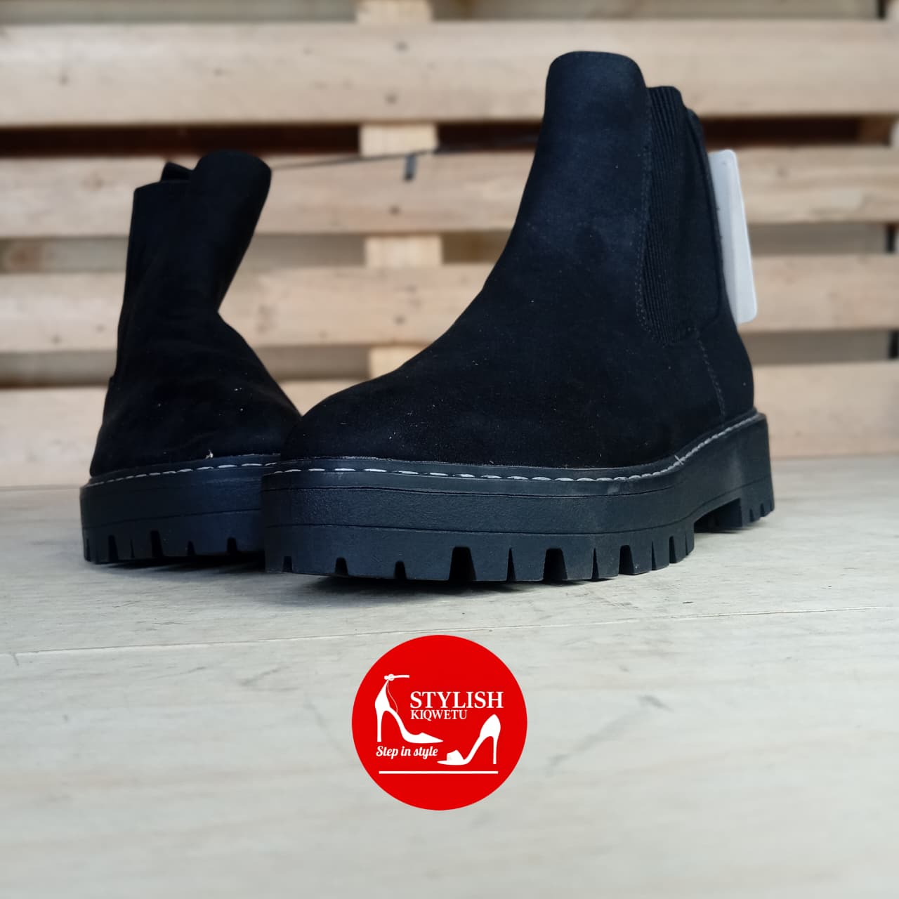 Lug Sole Chelsea Boots 36